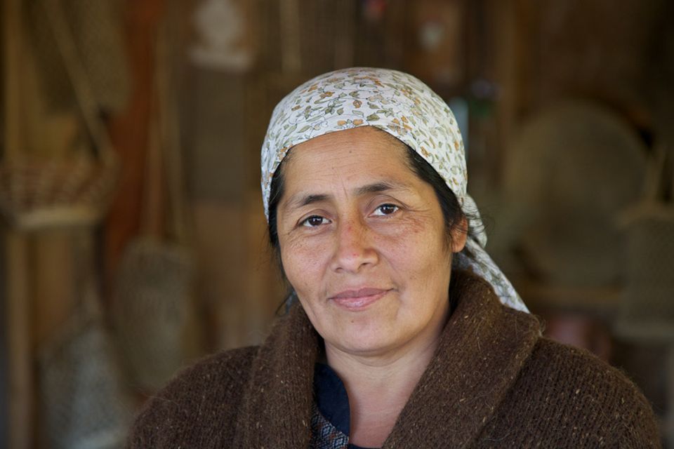 Chile: Anita Epulef in ihrem kleinen Restaurant Mapu Iyagl am Ortseingang von Curarrehue