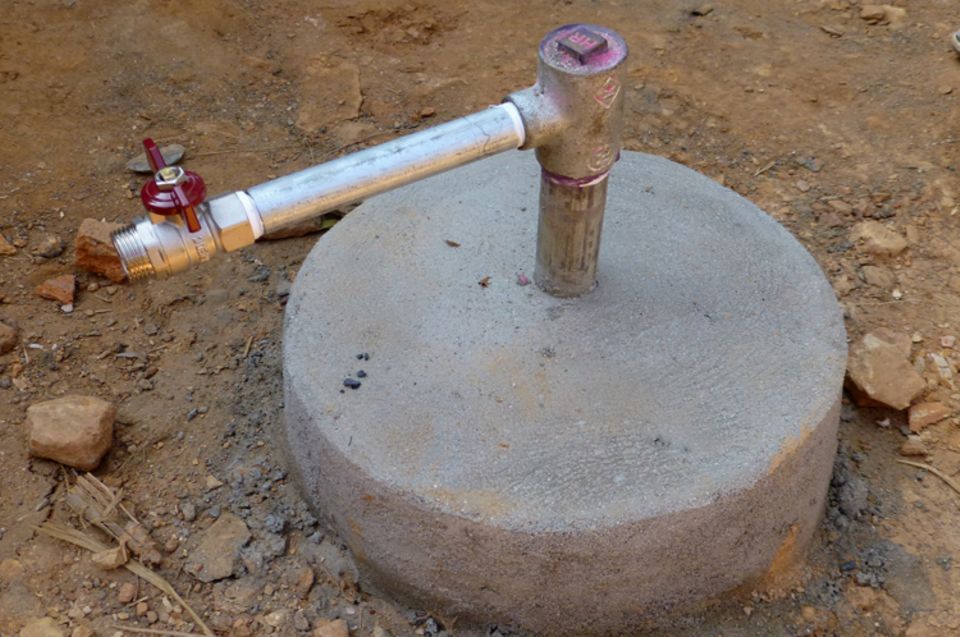 Um diese Biogasanlage in Betrieb zu nehmen fehlt noch die Gasleitung zur Küche Um diese Biogasanlage in Betrieb zu nehmen fehlt noch die Gasleitung zur Küche