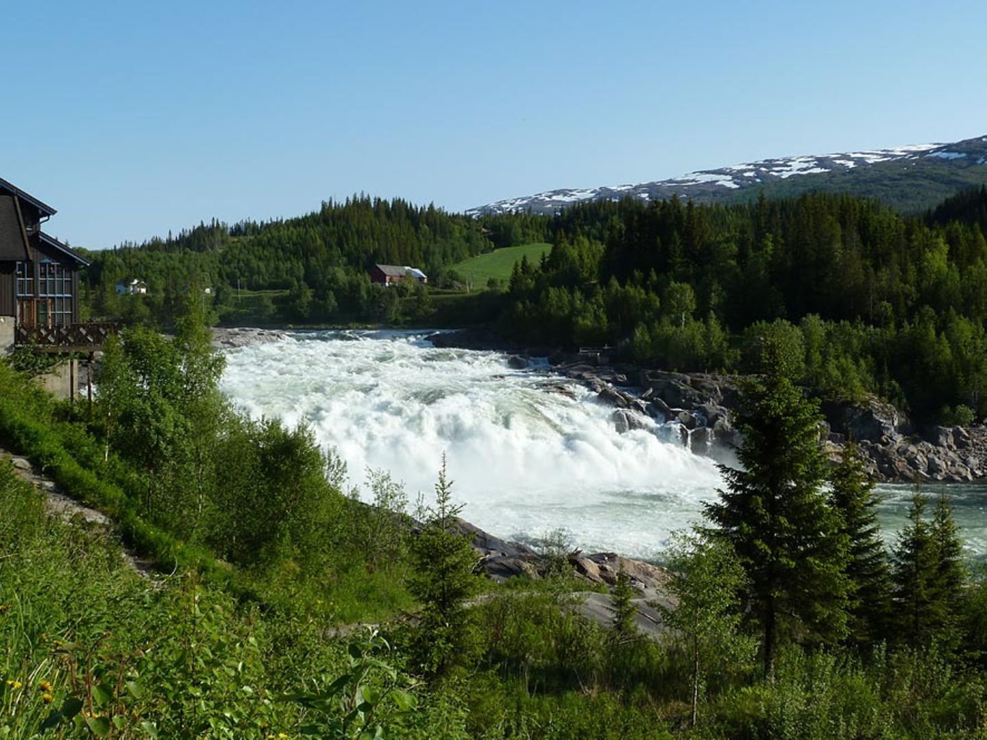 Norwegen: Um zu ihren Laichgründen zu kommen, müssen die Lachse den Wasserfall überwinden - übersetzt bedeutet Laksfossen auch Lachstreppe