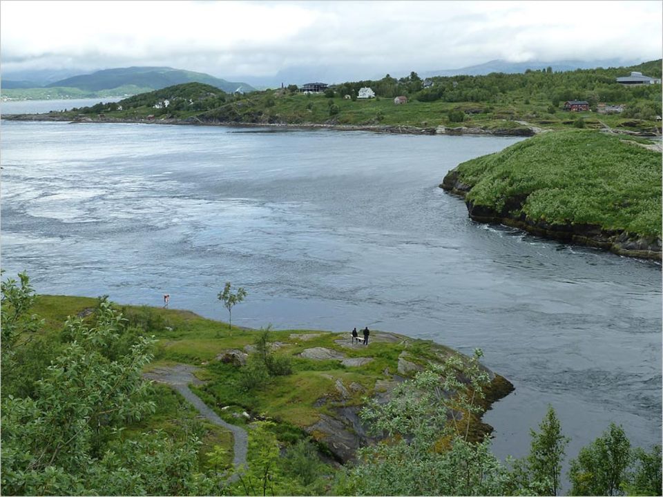Norwegen: An der Wasseroberfläche lässt sich eine Strömung erahnen - unter Wasser ist es dann richtig turbulent