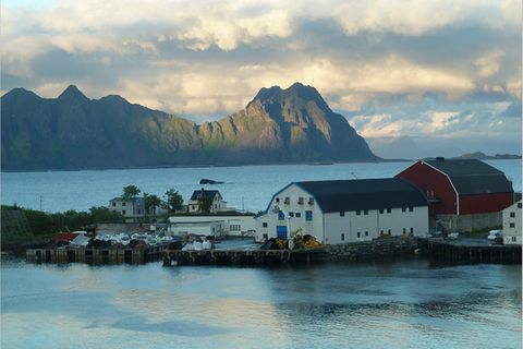 Norwegen: Das Licht der Lofoten von der Dachterrasse des Thon Hotels in Svolvær