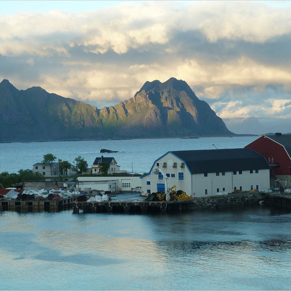Norwegen: Das Licht der Lofoten von der Dachterrasse des Thon Hotels in Svolvær