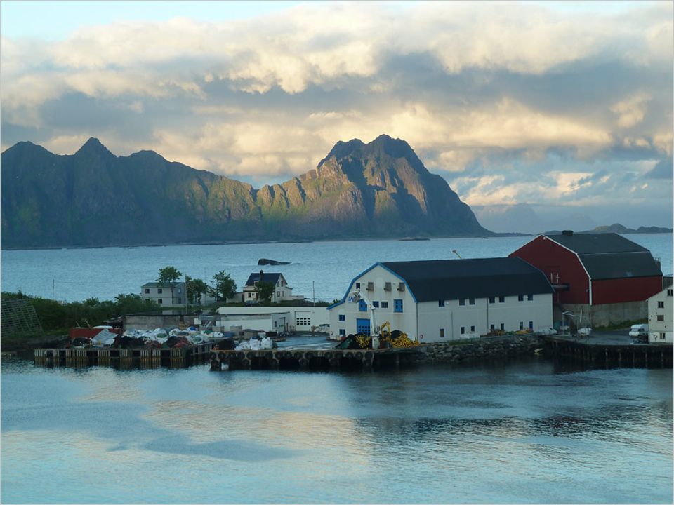 Norwegen: Das Licht der Lofoten von der Dachterrasse des Thon Hotels in Svolvær