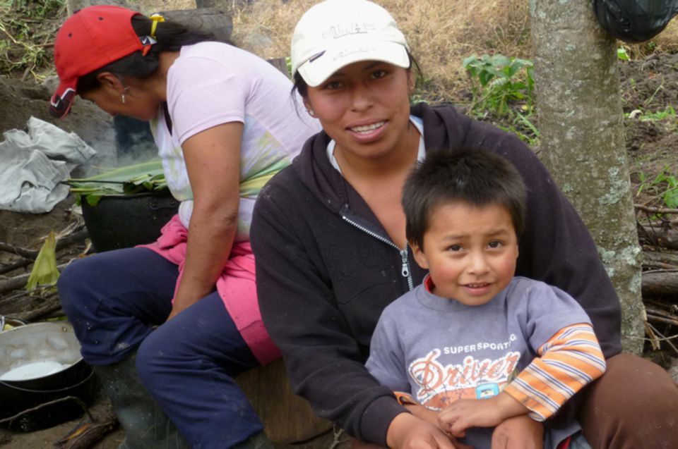 Auch die Kinder der Projektbetreiber-Familien lernen wie wichtig Bäume sind Auch die Kinder der Projektbetreiber-Familien lernen wie wichtig Bäume sind