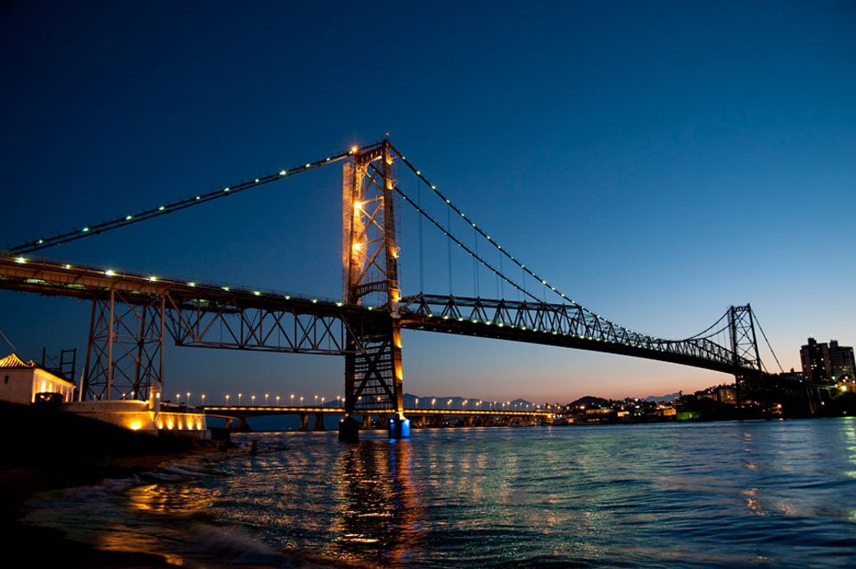 Brasilien: Die Hercilio Luz Brücke verbindet das Festland bei Florianópolis mit der kleinen Insel Santa Catarina