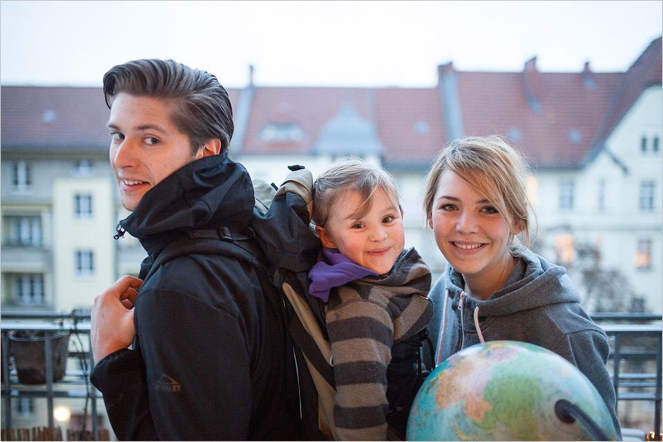 Interview: Noch auf dem heimischen Balkon: Robert Speidel, die fünfjährige Madita und Julia Heppner Interview: Noch auf dem heimischen Balkon: Robert Speidel, die fünfjährige Madita und Julia Heppner