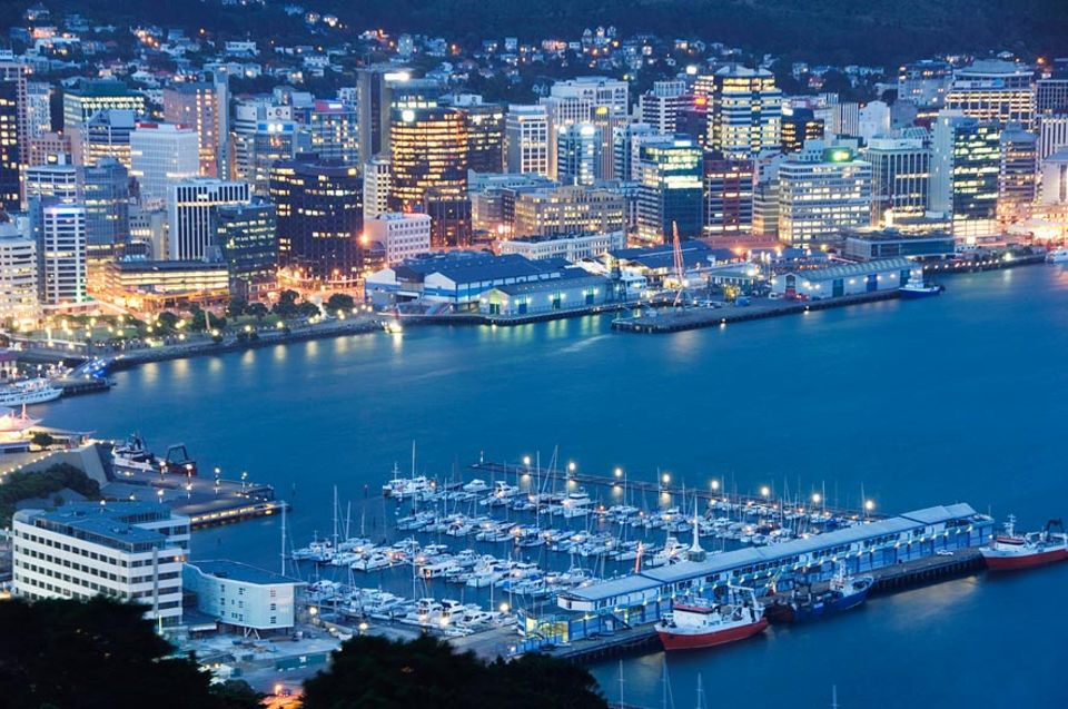 Städtereise: Auch in der Abenddämmerung ein Idyll: Oriental Bay und Wellington Harbour Städtereise: Auch in der Abenddämmerung ein Idyll: Oriental Bay und Wellington Harbour