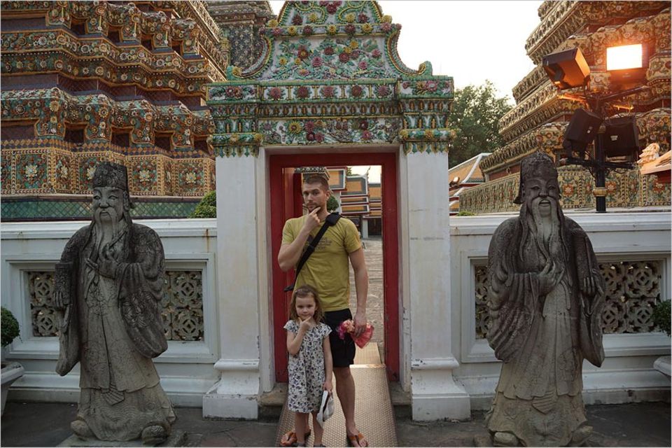 Interview: Robert Speidel mit Tochter Madita vor einer Tempelanlage in Bangkok Interview: Robert Speidel mit Tochter Madita vor einer Tempelanlage in Bangkok
