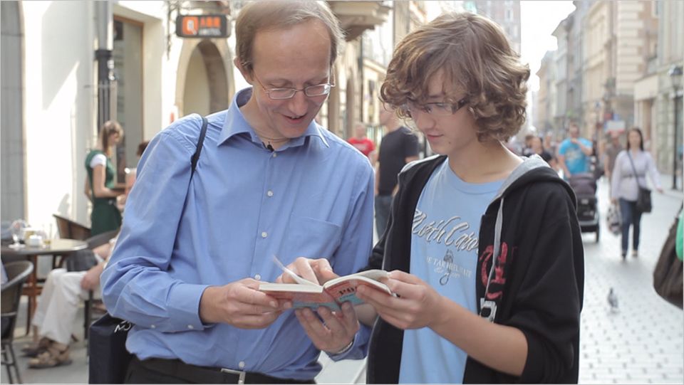 Vickys erste Verabredung in Polen war Wladek, hier zeigt er seinem Sohn das Buch
