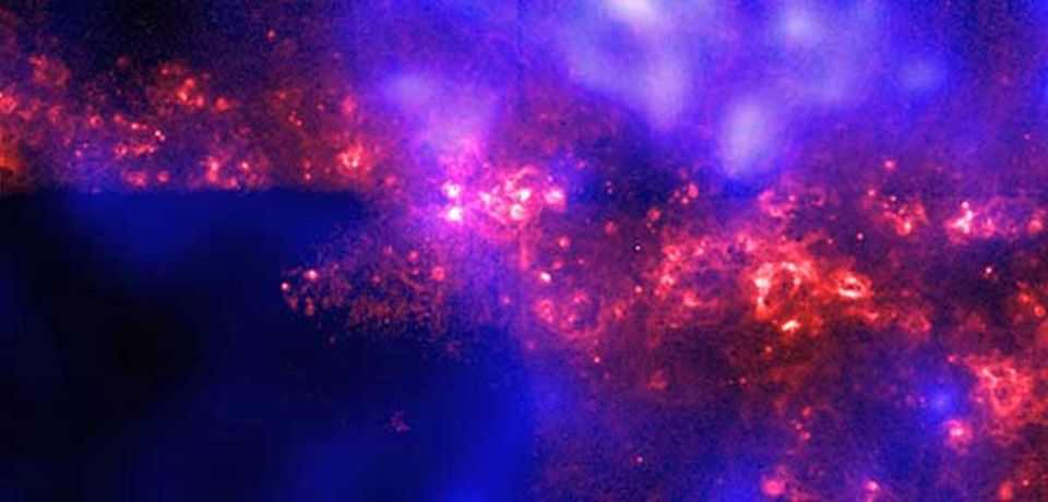 Die Erkenntnis, das sich das Universum mit zunehmender Geschwindigkeit aufbläht, verheißt intelligentem Leben eine trostlose Zukunft. Der Weltraum leert sich, noch existierende Wesen vereinsamen. Ihnen wird dann auch versagt bleiben, ferne Sterneninseln wie jene zu untersuchen, die Astronomen mit dem Röntgenstrahlen-Observatorium Chandra aufgenommen haben