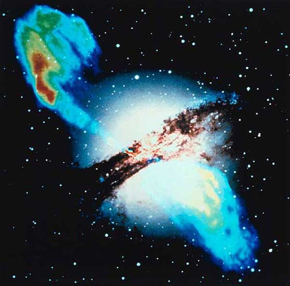 Gigantische Gasströme fegen aus dem Zentrum einer Galaxie im Sternbild Centaurus - angetrieben von einem schwarzen Loch. Die Verhältnisse im Inneren eines solchen kosmischen Monsters sind eigentlich unmöglich: Hitze und Druck werden theoretisch undendlich groß, uns bekannte Naturgesetze verlieren ihre Gültigkeit, Begriffe wie Raum und Zeit ihren Sinn
