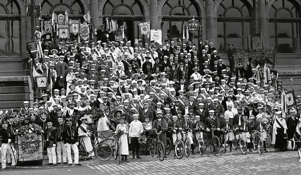 Deutsches Kaiserreich: Stolz stellen sich 1905 die Teilnehmer eines Weimarer Kongresses der Allgemeinen Radfahrer-Union in Tracht oder Vereinskleidung in Position für die Aufnahme des Gruppenbildes Deutsches Kaiserreich: Stolz stellen sich 1905 die Teilnehmer eines Weimarer Kongresses der Allgemeinen Radfahrer-Union in Tracht oder Vereinskleidung in Position für die Aufnahme des Gruppenbildes