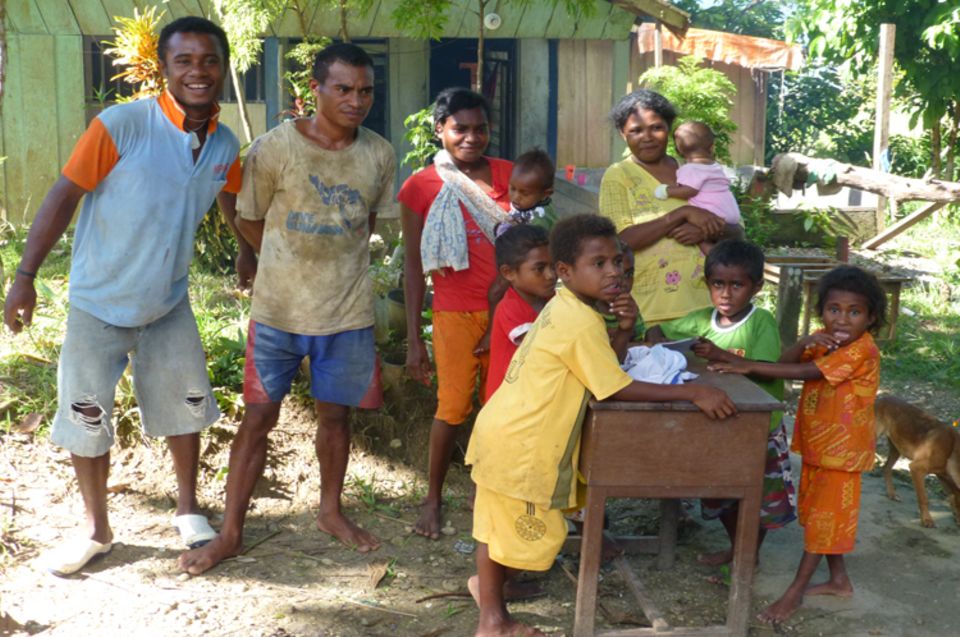 Fotogalerie zum Projekt: Bewohner von Warimak beim Projektbesuch im Februar 2013