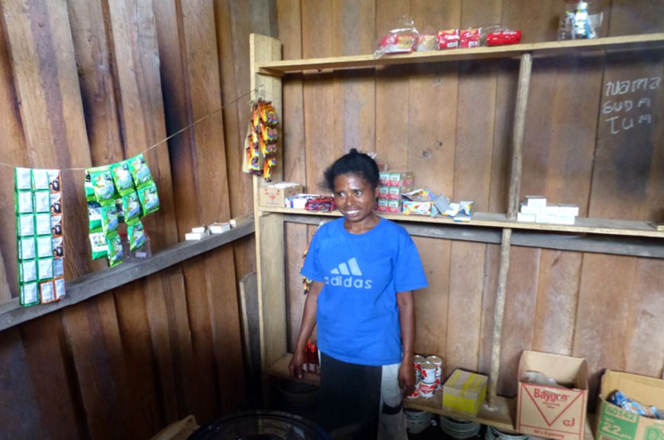 Fotogalerie zum Projekt: Die 35-jährige Naomi Gaman konnte mithilfe des Mikrokredits die erste Warenlieferung für ihren kleinen Verkaufskiosk bezahlen