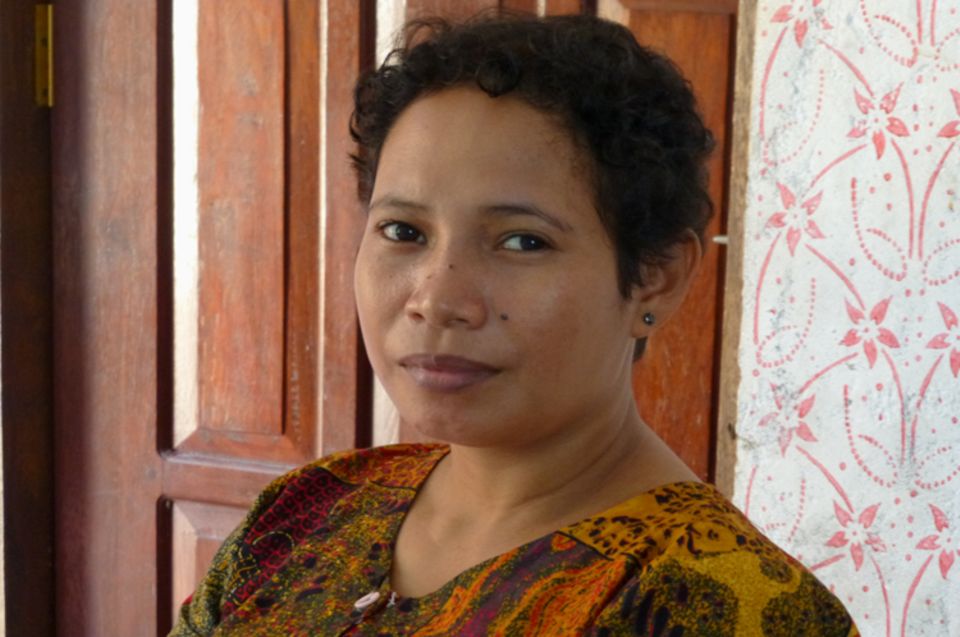 Fotogalerie zum Projekt: Debora Nunuhuwey ist bei Yayasan Nazaret Papua für die Finanzbuchhaltung zuständig