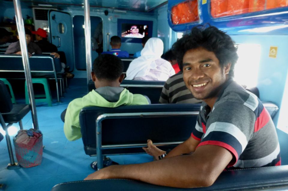 Fotogalerie zum Projekt: William "Boy" Gaman, einer der Mitarbeiter des Projekts, während der Überfahrt von Sorong nach Waigeo