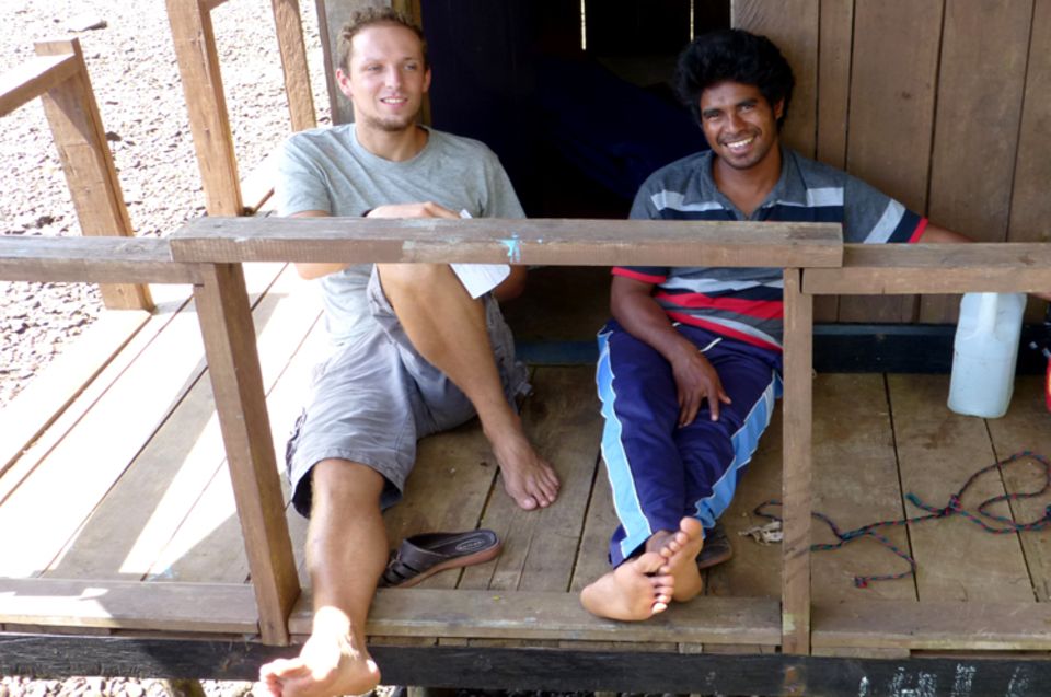 Fotogalerie zum Projekt: Sebastian Schmidt und William "Boy" Gaman beim gegenseitigen Sprachtraining - der Deutsche lernt Indonesisch, der Papua Englisch