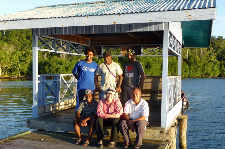 Fotogalerie zum Projekt: Mitarbeiter von Yayasan Nazaret Papua (YNP) und Geschäftsführerin Eva Danulat während ihres Projektbesuchs in Waifoi im Februar 2013 Fotogalerie zum Projekt: Mitarbeiter von Yayasan Nazaret Papua (YNP) und Geschäftsführerin Eva Danulat während ihres Projektbesuchs in Waifoi im Februar 2013