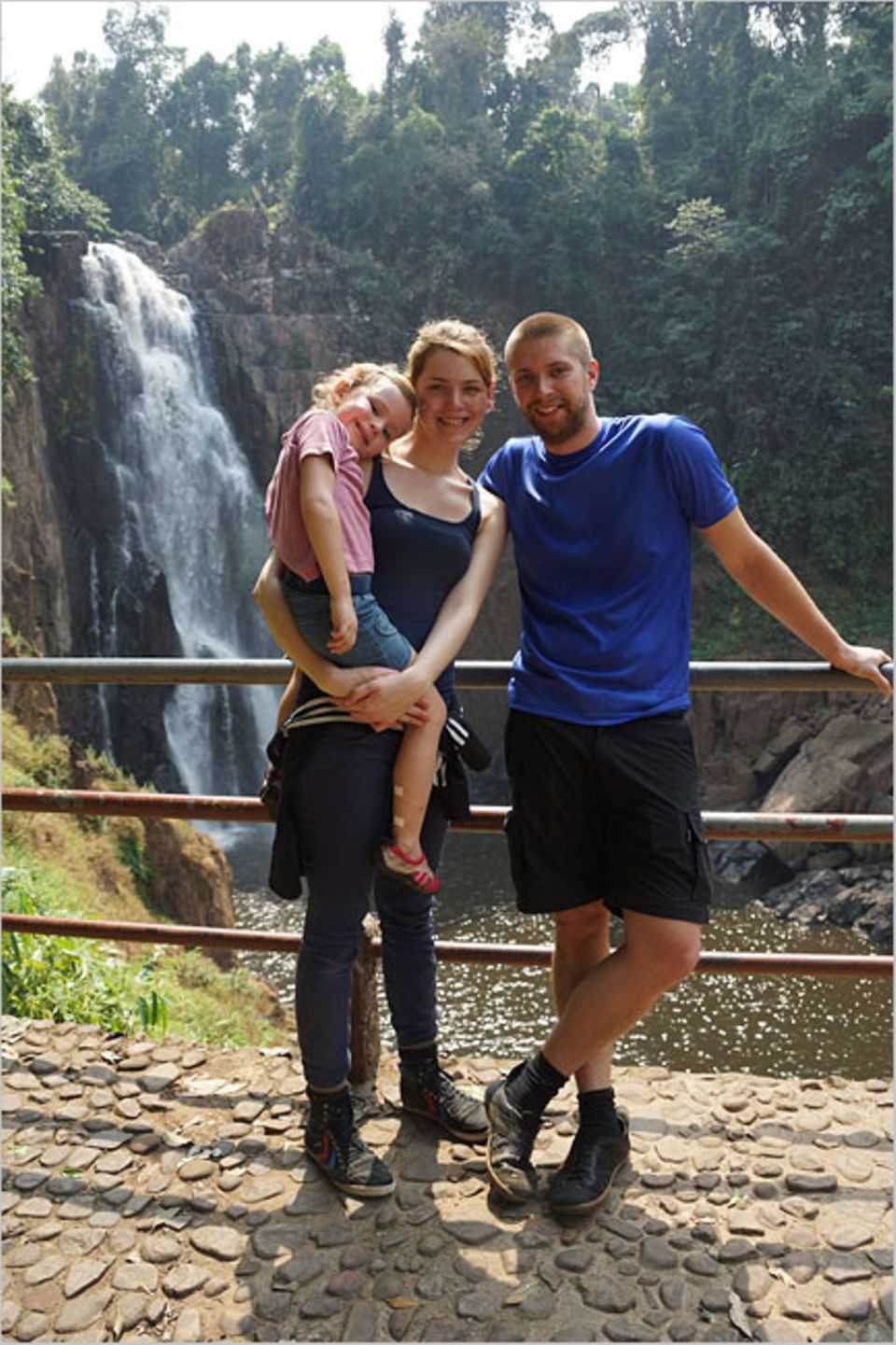 Interview: Wasserfallhopping im Nationalpark: Die reisende Kleinfamilie vor dem Huew-Suwat-Wasserfall