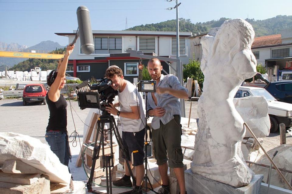 Der Autor des Films, Alessandro Cassigoli, und sein Team bei den Dreharbeiten in Renzo Maggis Werkstatt im Dorf Querceta