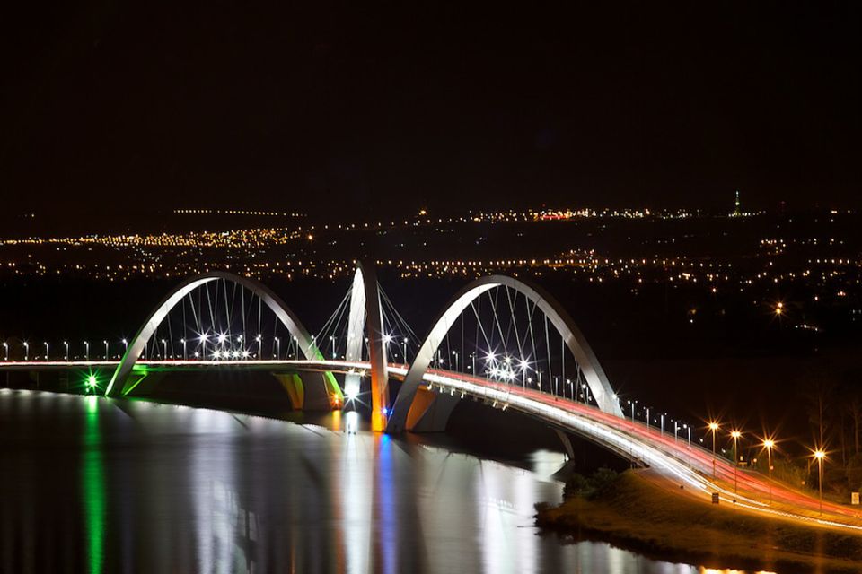 Earth Hour: Auch an der Juscelino-Kubitschek-Brücke in Brasília, der Hauptstadt Brasiliens, gingen zur Earth Hour 2012 die Lichter aus Earth Hour: Auch an der Juscelino-Kubitschek-Brücke in Brasília, der Hauptstadt Brasiliens, gingen zur Earth Hour 2012 die Lichter aus
