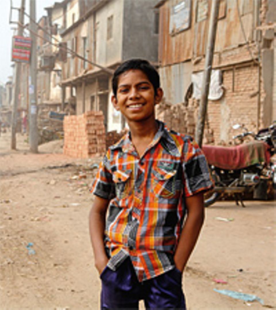 Land unter: Im Mai 2010 überschwemmte der Monsunregen ganze Ortschaften in Bangladesch - auch Muhammads Dorf. Seither hat sich fast alles in seinem Leben verändert. Muhammad ist in die Hauptstadt Dhaka gezogen, um dort in einer Fabrik zu arbeiten. Millionen Kinder in Bangladesch müssen wie der Elfjährige schuften, um ihre Familien zu unterstützen Land unter: Im Mai 2010 überschwemmte der Monsunregen ganze Ortschaften in Bangladesch - auch Muhammads Dorf. Seither hat sich fast alles in seinem Leben verändert. Muhammad ist in die Hauptstadt Dhaka gezogen, um dort in einer Fabrik zu arbeiten. Millionen Kinder in Bangladesch müssen wie der Elfjährige schuften, um ihre Familien zu unterstützen