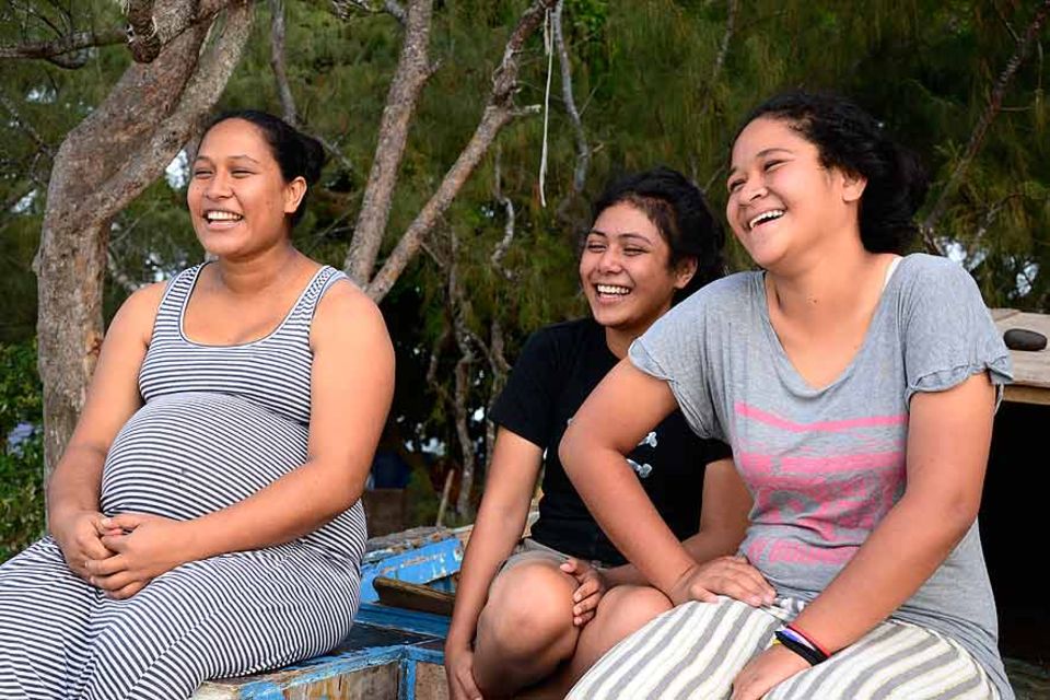 Seni und Muna Moala und eine ihrer Cousinen beim allabendlichen Singen und Geschichten erzählen an der Küste von Patangata, Tongatapu, Tonga Seni und Muna Moala und eine ihrer Cousinen beim allabendlichen Singen und Geschichten erzählen an der Küste von Patangata, Tongatapu, Tonga