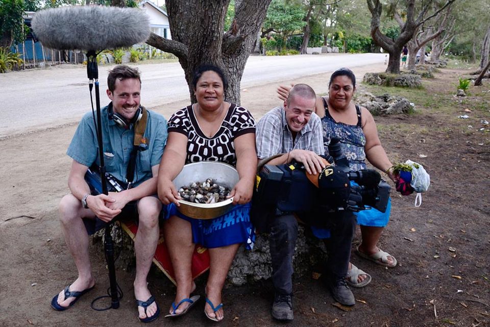 Schlagfertige Frauen der Familie Moala und chancenloses Kamerateam in Patangata, Tongatapu, Tonga Schlagfertige Frauen der Familie Moala und chancenloses Kamerateam in Patangata, Tongatapu, Tonga