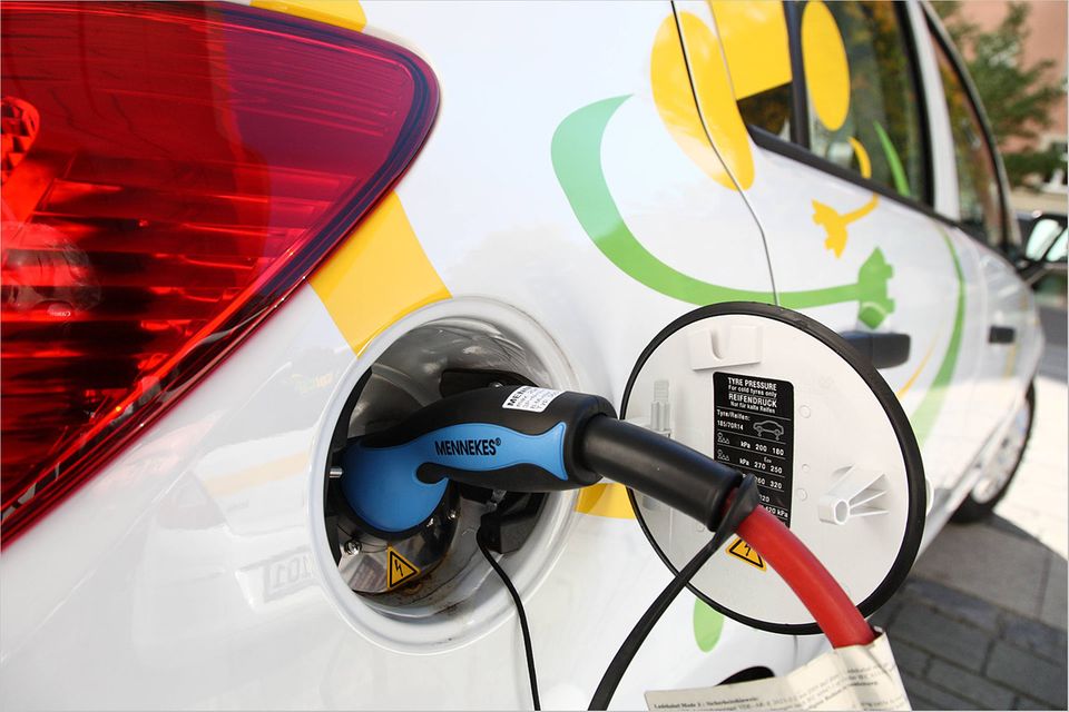 Elektromobilität: Was Elektroautos so teuer macht