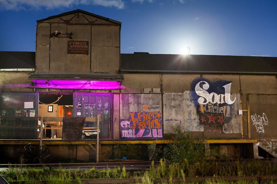 Hamburg: Party und Kunst - dafür steht die Soulkitchen in Wihlemsburg. Über Hamburg hinaus wurde sie bekannt als Fimlocation für den gleichnamigen Film von Fatih Akin. Doch nur noch bis Ende des Jahres dient diese Halle als alternatives Kulturzentrum