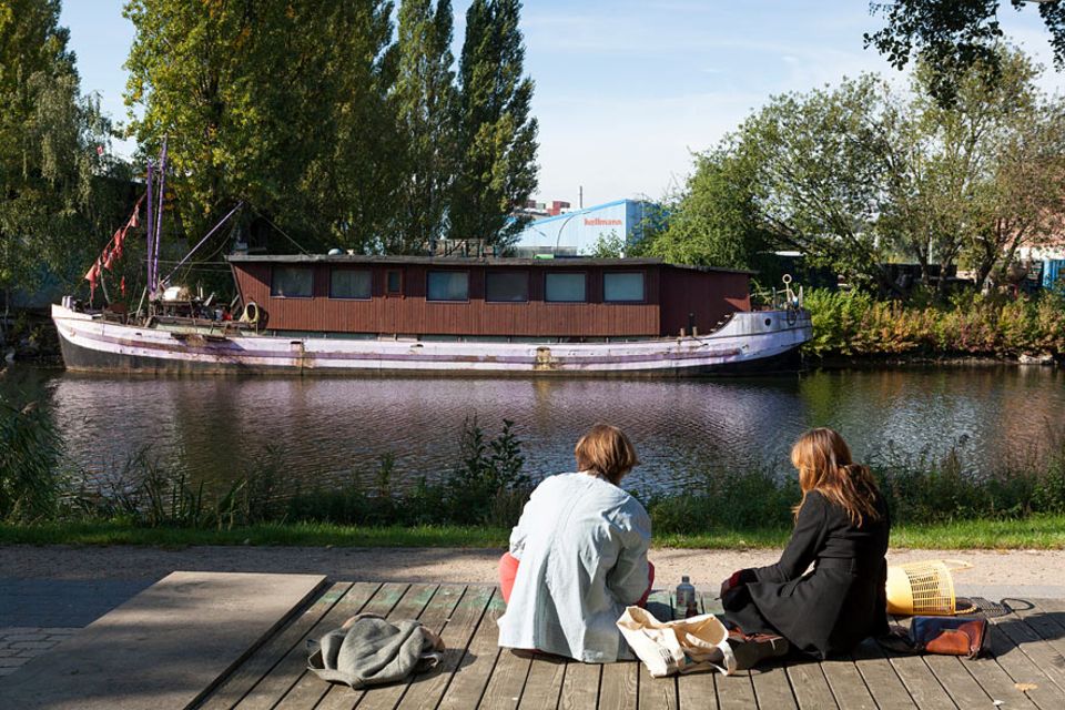 Hamburg: Der Veringkanal auf der Elbinsel von Wihlemsburg ist DER Treffpunkt zum Entspannen