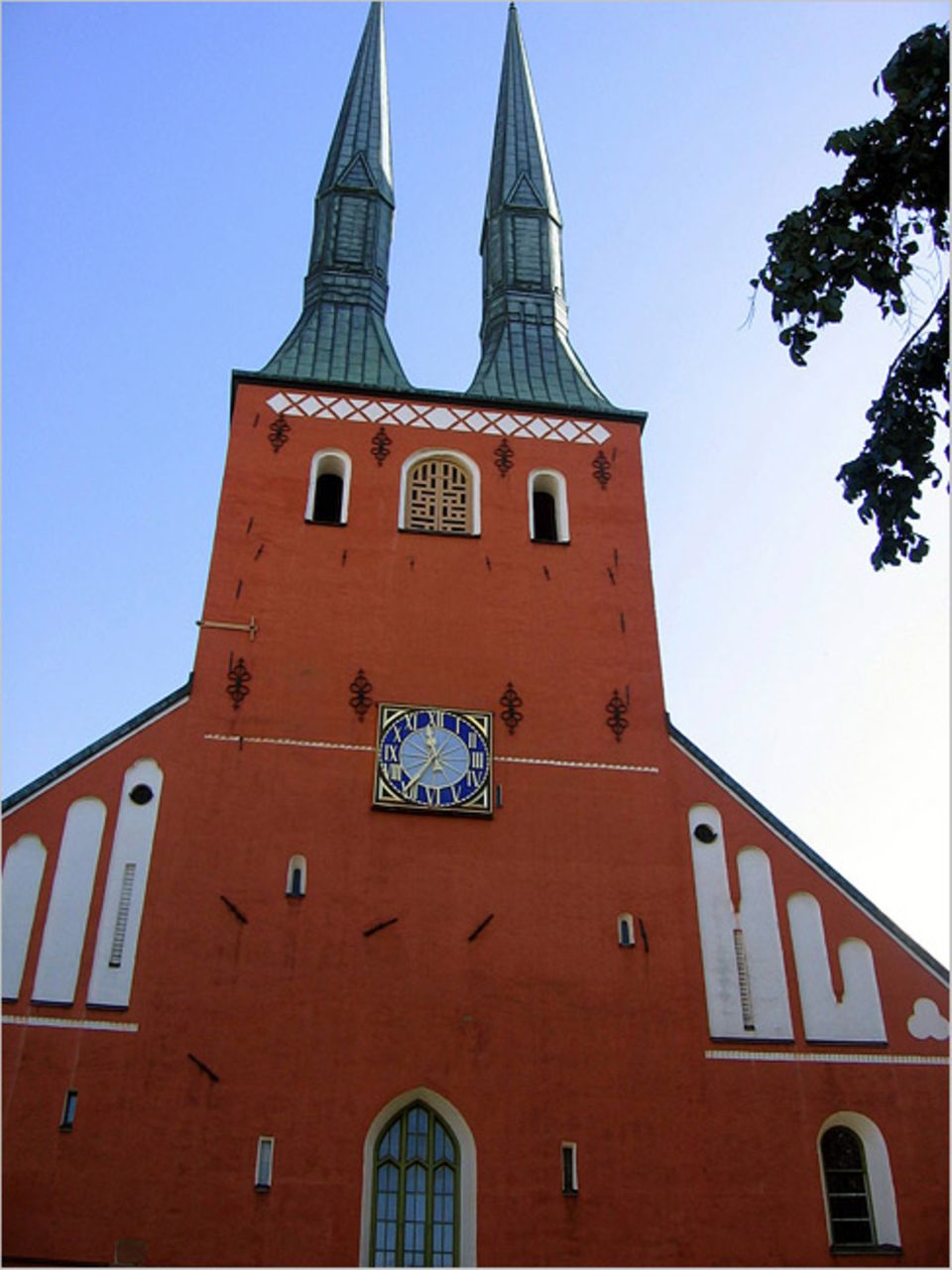 Reisen per Buch: Die markante Kirche von Växjö erblickt Stina Foss schon kurz nach ihrer Ankunft in Schweden