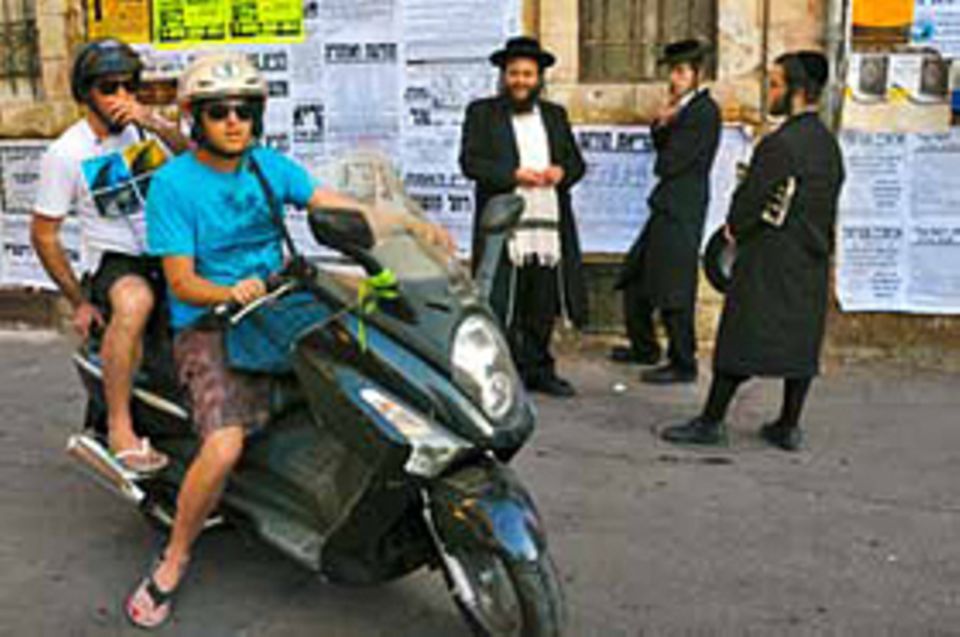 Straßenszene in Jerusalem: Weltliche und ultraorthodoxe Juden haben fast nichts mehr miteinander gemein
