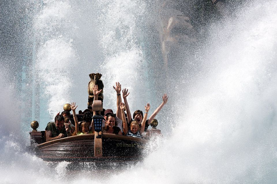 Freizeit: Das ist ein Spaß an heißen Tagen! Wildwasserbahnfahrten kühlen schön ab und sind erfrischend Freizeit: Das ist ein Spaß an heißen Tagen! Wildwasserbahnfahrten kühlen schön ab und sind erfrischend