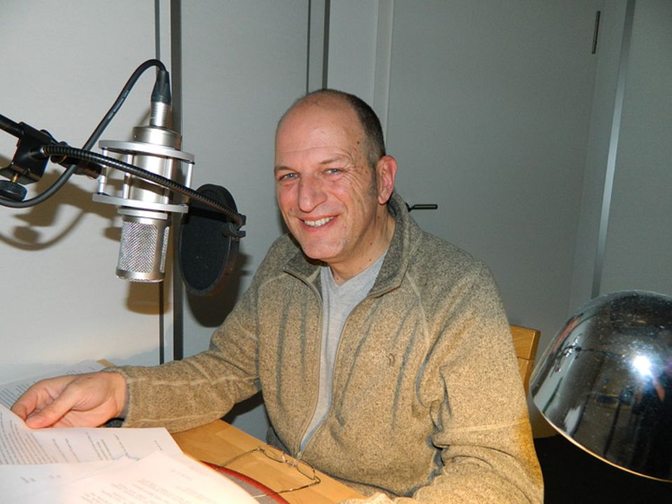 Andreas Steinhöfel spricht den August. Hier seht ihr ihn bei den Aufnahmen im Tonstudio. Andreas Steinhöfel spricht den August. Hier seht ihr ihn bei den Aufnahmen im Tonstudio.