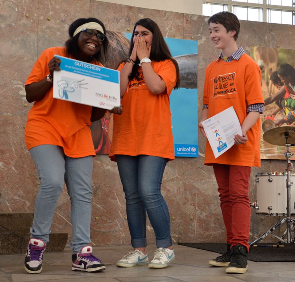 UNICEF: Schüler der Montessori Hauptschule in Düsseldorf setzen sich für fair hergestellte Schokolade ein
