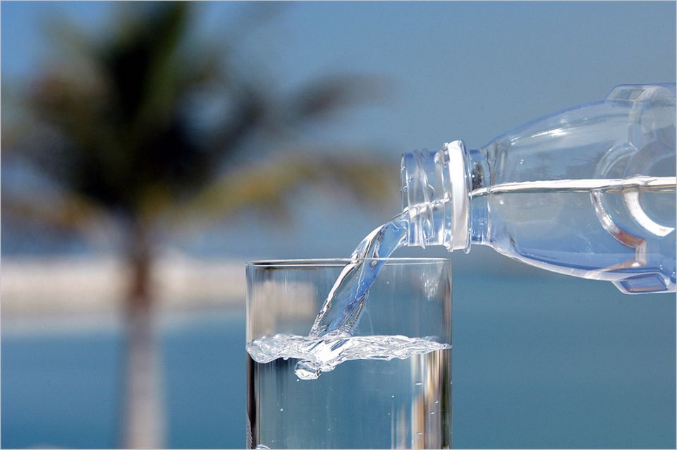 Trinkwasser: Eine Flasche, die Menschen, Umsatz und Umwelt helfen soll. Mehr Infos: www.wholeworldwater.co
