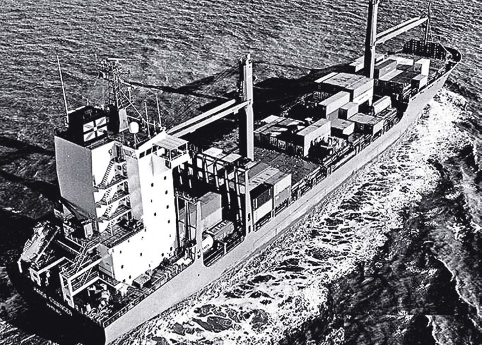 2009: Piraten vor Somalia: Das Schiff kann 18 Knoten fahren - zu schnell für Piraten, hofft die Crew 2009: Piraten vor Somalia: Das Schiff kann 18 Knoten fahren - zu schnell für Piraten, hofft die Crew