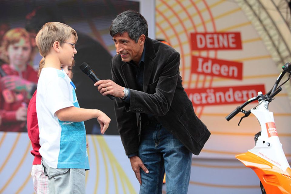 Der Wissenschaftsjournalist und Moderator Ranga Yogeshwar wird auf der Showbühne verschiedene Themen vorstellen Der Wissenschaftsjournalist und Moderator Ranga Yogeshwar wird auf der Showbühne verschiedene Themen vorstellen