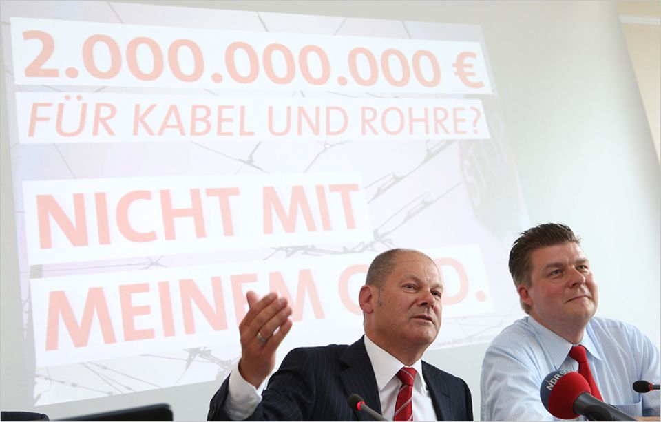Rekommunalisierung: "Riskantes Geschäft": Bürgermeister Olaf Scholz und Fraktionschef Andreas Dressel starten die SPD-Kampagne gegen den Netzrückkauf Rekommunalisierung: "Riskantes Geschäft": Bürgermeister Olaf Scholz und Fraktionschef Andreas Dressel starten die SPD-Kampagne gegen den Netzrückkauf