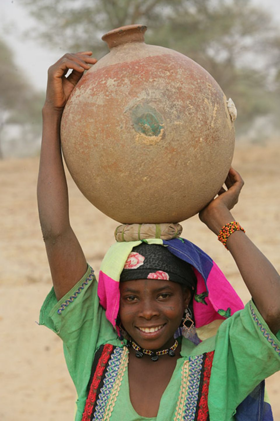Frauenrechte: Die zehnjährige Djamilia aus Niger muss aus dem Nachbardorf Wasser holen.