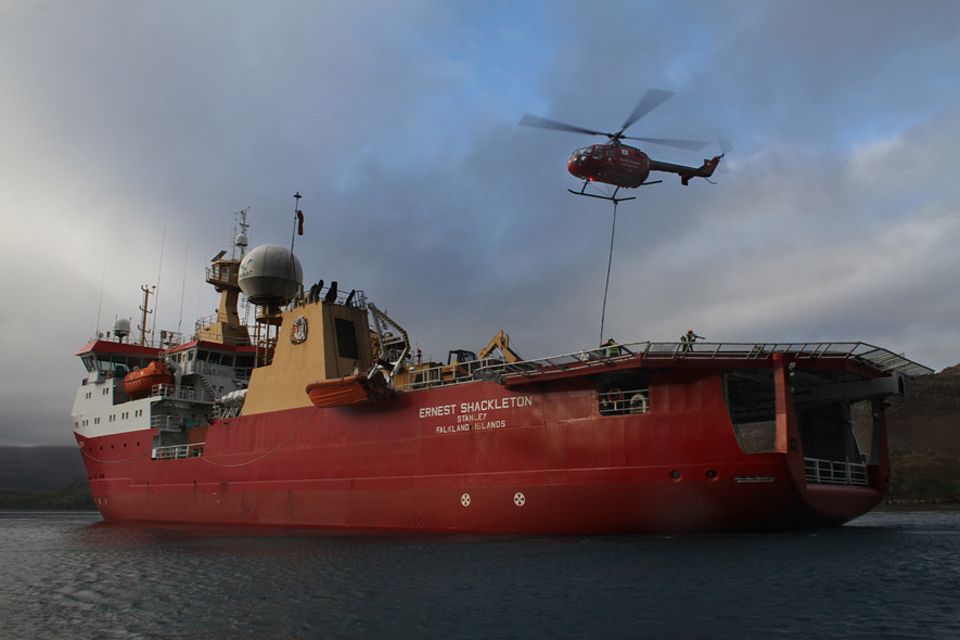 Vor der Küste Südgeorgiens liegt das britische Forschungsschiff „Ernest Shackleton“. Mit an Bord: 200Tonnen Rattengift Vor der Küste Südgeorgiens liegt das britische Forschungsschiff „Ernest Shackleton“. Mit an Bord: 200Tonnen Rattengift