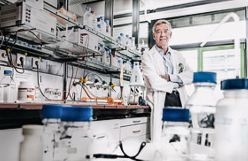 Prof. Hanns Hatt ist einer der weltweit renommiertesten Geruchsforscher. Als Inhaber des Lehrstuhls für Zellphysiologie an der Ruhr- Universität Bochum ergründet er die molekularen Mechanismen des Riechens und untersucht, wie Düfte unser Leben beeinflussen