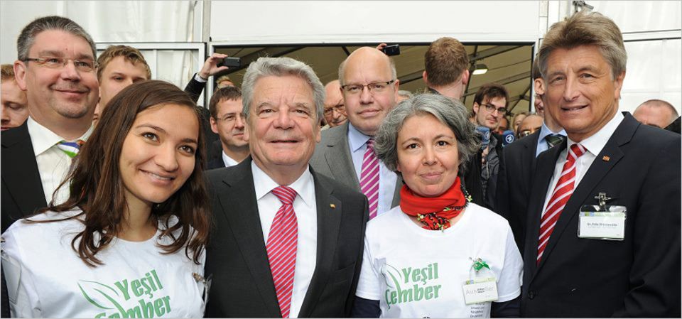 Engagement: Gülcan Nitsch (2. v.r.) bei einem Empfang auf der "Woche der Umwelt" im Jahr 2012 auf Schloss Bellevue mit Bundespräsident Joachim Gauck. Links im Bild: Rana Aydin-Kandler, ebenfalls geschäftsführende Gesellschafterin von Yesil Cember