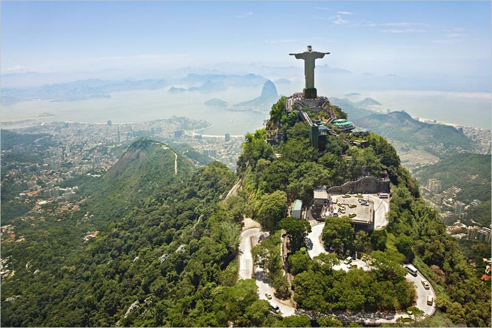 Brasilien: Schutzpatron der Wälder? Die monumentale Christus-Statue von Rio de Janeiro steht genau genommen im Tijuca Forest National Park