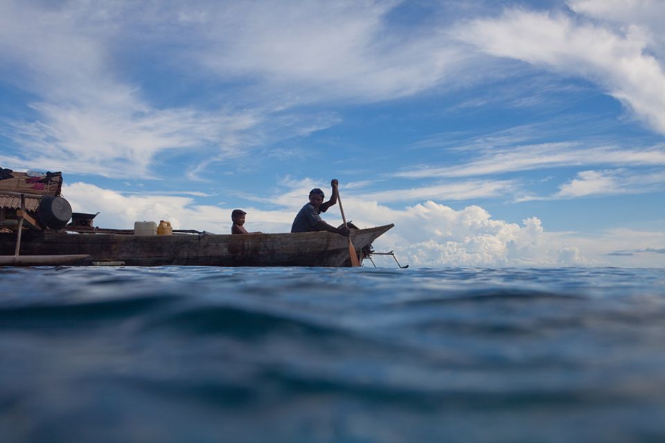 Musirs Heimat ist die molukkische See. Er ist Bajau, Seenomade Musirs Heimat ist die molukkische See. Er ist Bajau, Seenomade