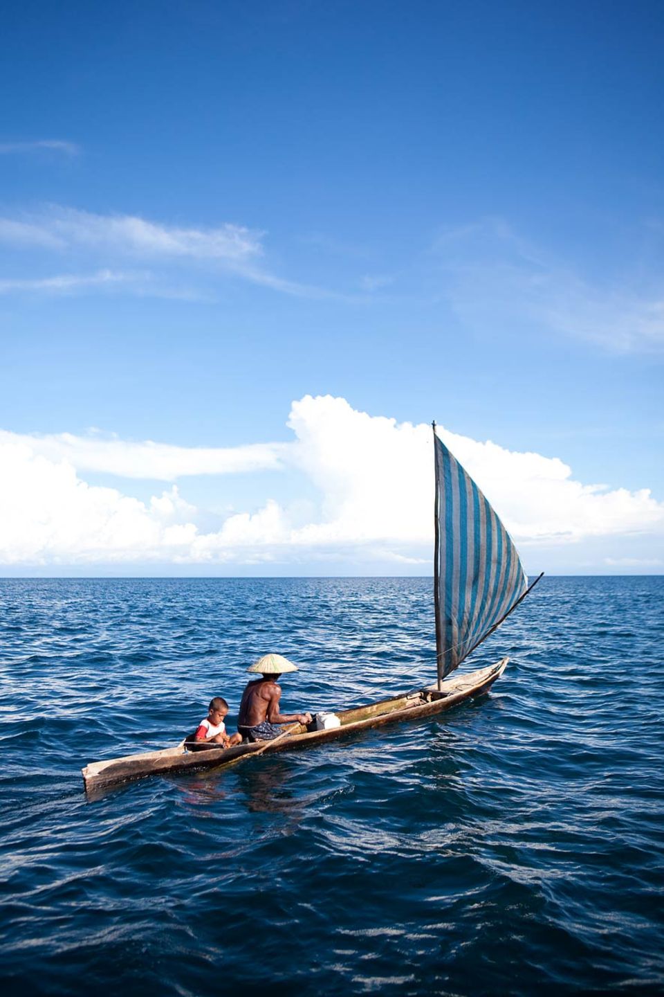 Die Bajau brauchen keine Seekarten oder Navigationsgeräte. Sie orientieren sich an den Unterwasserlandschaften und den Inseln Die Bajau brauchen keine Seekarten oder Navigationsgeräte. Sie orientieren sich an den Unterwasserlandschaften und den Inseln