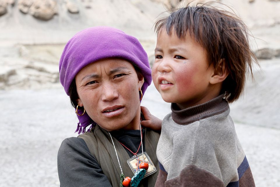 Tashi Lamo verlässt ihren Geburtsort Samzong. Der Klimawandel zwingt sie und ihre Familie, weiter unten im Tal neu anzufangen Tashi Lamo verlässt ihren Geburtsort Samzong. Der Klimawandel zwingt sie und ihre Familie, weiter unten im Tal neu anzufangen