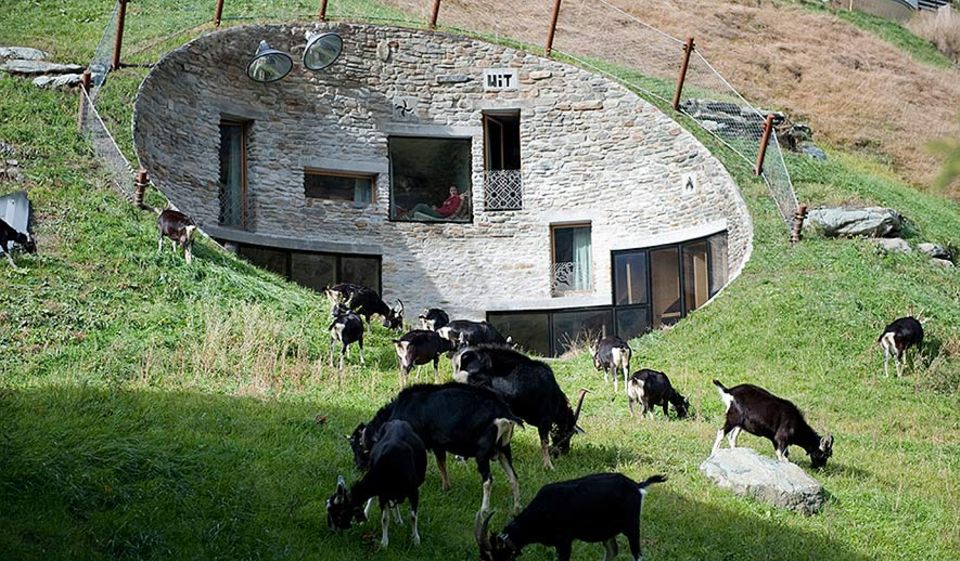 Serie: Reiseexperten: Was für ein Erd-Haus! Die Villa Vals in den Hochalpen der Schweiz ist hochmodern und auf urlaubsarchitektur.de zu finden Serie: Reiseexperten: Was für ein Erd-Haus! Die Villa Vals in den Hochalpen der Schweiz ist hochmodern und auf urlaubsarchitektur.de zu finden