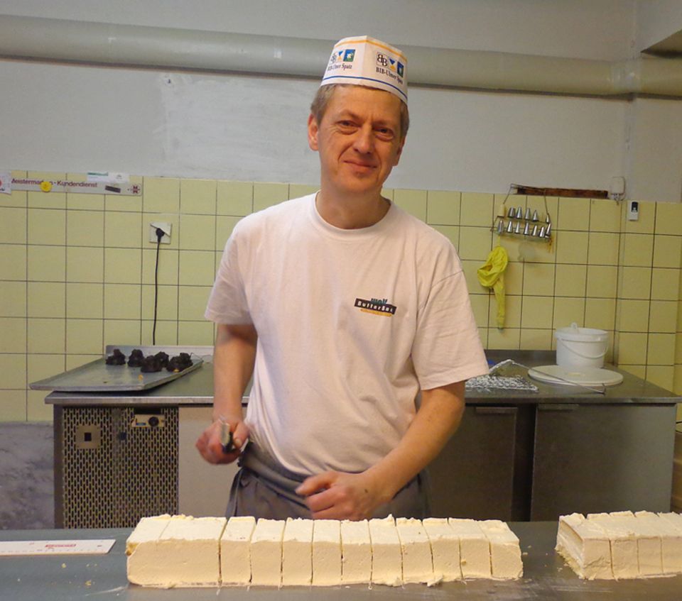 Beruf: Norbert Umbach in voller Montur: mit weißer Mütze, Schürze und schwarz-weiß-karierter Hose Beruf: Norbert Umbach in voller Montur: mit weißer Mütze, Schürze und schwarz-weiß-karierter Hose